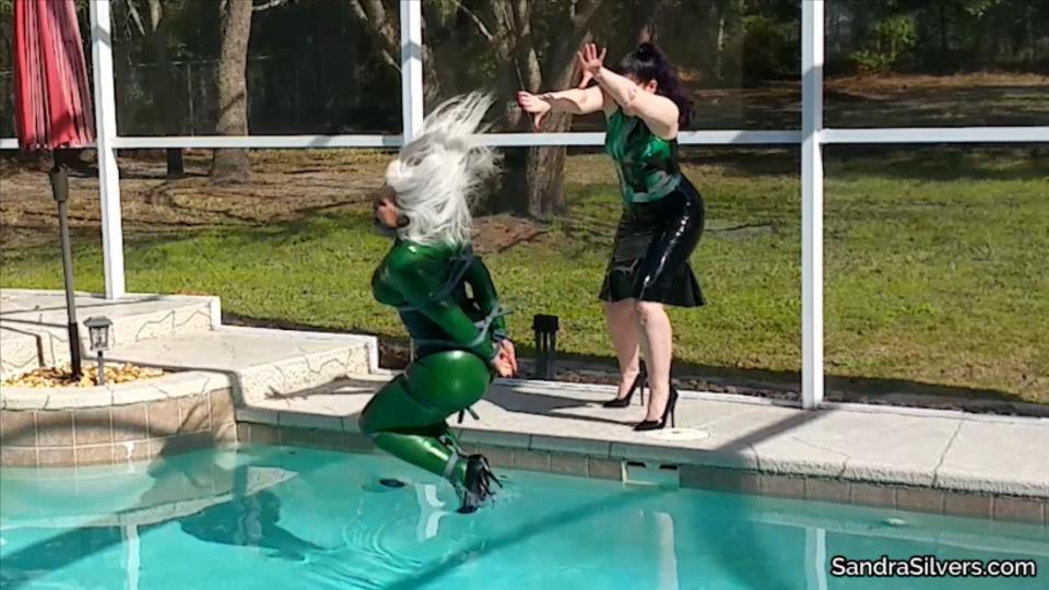 Rubber Wearing Super Heroine makes a Splash - in the Pool - as She Clashes with Villainess, in a Lat 主演：桑德拉·西尔弗斯和卡罗琳·皮尔斯<br><br>高清版<br><br><br><br>这位穿着猫装的犯罪斗士一路闯进了这个城市臭名昭著的恶棍们的泳池边的垫子，一路闯进了女老板的心腹！歹徒们把这位银发女英雄捆起来，歹徒们用橡皮绳把她的手腕绑在背后，把她束腰，把她的脚踝、膝盖和大腿紧紧地绑在一起。现在，我们的女主角变成少女所能做的就是穿上高跟鞋，因为她的屁股被她的敌人扇了一巴掌，危险地接近水边……随着一声飞溅和邪恶的笑声，平静的水吞下了绿色乳胶衣的女主角，她的嘴被一个大球撬开，让氯化液体进来。她挣扎着游泳，踢腿挣脱橡皮筋，大胆地在水下挣脱束缚！Starring: Sandra Silvers & Caroline Pierce<br>HD Version<br><br>The cat suited crime fighter had fought her way into the poolside pad of the city’s notorious Villainess, and right into the clutches of the Lady Boss’ henchmen! The goons had trussed up the silver haired Super Heroine, with rubber ropes the ruffians bound her wrists behind her back, encircling her corseted waist, and strapping her ankles, knees and thighs tightly together. Now all our heroine turned damsel can do is hop in stiletto heels, as her ass is slapped by her enemy, getting perilously close to the water’s edge… With a splash and a wickedly evil laugh, the calm water swallows the green latex-clad heroine, her mouth pried open by a big ballgag, letting in the chlorinated liquid. She struggles to swim, kicking her legs to free herself from her rubber bonds, in a daring underwater bondage escape attempt!<span style='color:#b0b0b0;'>[隐藏文字，购买后可见]</span>