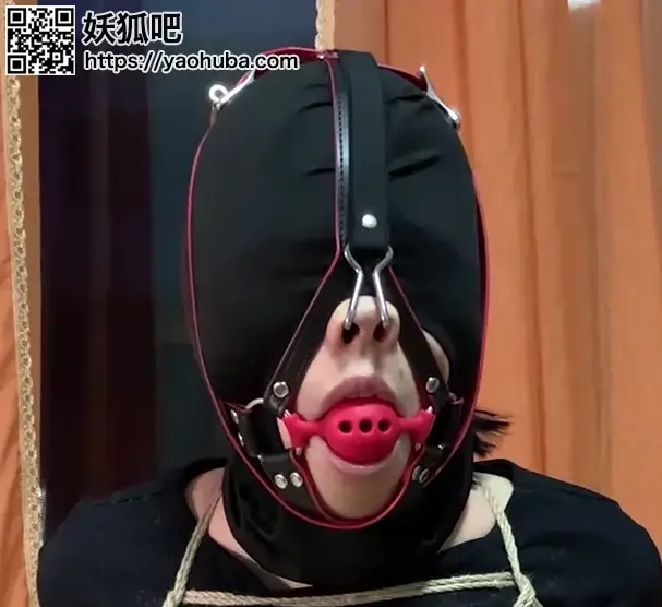 玩奴原创之新人小姐姐莉莉的欧式超紧缚与花样堵嘴，口环鼻钩收集口水，马具大口球，肉丝白袜多重堵嘴，超紧鼻钩丝袜头套，拒绝摆拍，小姐姐也扛不住了。近一小时长篇放送，交流约绑教程加805351328 解压密码<span style='color:#b0b0b0;'>[隐藏文字，购买后可见]</span>感谢各位看官对玩奴原创的大力支持，本次给各位带来的是初绑之后新人莉莉的超紧欧式紧缚与极限花样堵嘴。首先是欧式直臂缚和麻花腿超紧捆绑挣扎，接下来就是重头戏，极限堵嘴盛宴，马具口球，口环，超紧鼻钩猪鼻子，丝袜套头，收集口水，多种组合，毫不手软。忍耐力很强的小姐姐也是逐渐开始不断抱怨与呻吟了。真实对话我想可以给各位身临其境的精彩体验。黑色裤袜，超长篇幅，请各位同好欣赏。<br>经过这一期间跟各位同好的沟通，博主准备推出新系列口水囚徒系列，主要是以口水堵嘴为主的捆绑调教,把实打实的真实调教给大家放送，敬请期待！<br>另外为了方便各位同好约绑，博主最近推出了一个非常详细的约绑教程。里面有非常详细的从零基础开始教大家如何认识妹子，如何与妹子沟通等等。非常的实用，有兴趣的各位同好加805351328咨询。<br>下载操作：<br>1、电脑下载<br>2、解压<br>3、将压缩包内rar文件名后缀修改为mp4。<br>还有也希望大家可以支持玩奴原创的其他作品还有众筹，玩奴原创主打的就是真是不做作，给各位看官大大绝佳的感受。目前有真实约拍系列和绝对调教系列，都非常精彩哦！<br>