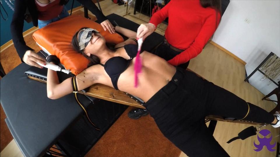 18YO Emma - Upperbody It's time to test Emma's upperbody. Girls: she's all yours!<br>Related Categories: 18 & 19 YRS OLD , SENSUAL TICKLING , ARMPITS , TICKLING ARMPITS<br>Keywords: upperbody , armpits , gang-tickling<br><br><span style='color:#b0b0b0;'>[隐藏文字，购买后可见]</span>
