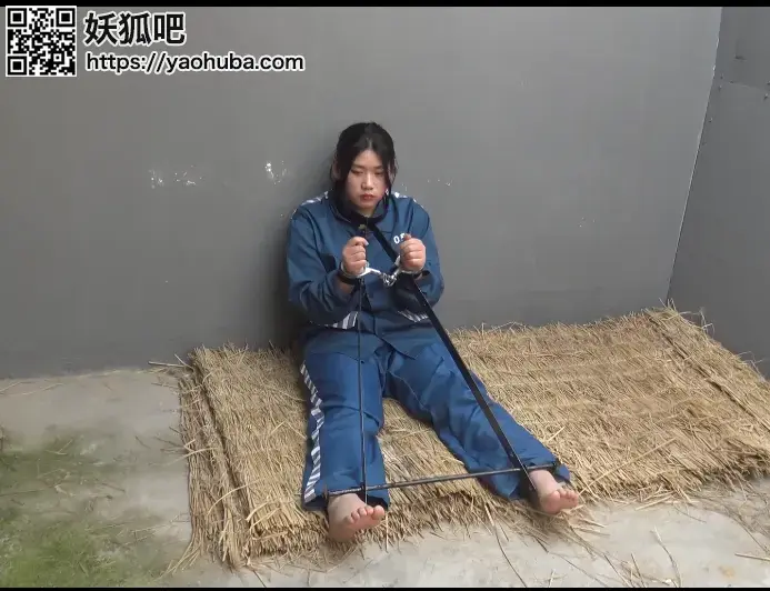胜景影视 ★★★★新片《镣铐女犯》第五集  视频欣赏   这是一部会员定拍片《镣铐女犯》第五集出炉了   女犯被关押牢房里，不服从管教强制戴上木质口球，木质 颈手囚枷，脚镣，腰链，还有新型拘束刑拘等等，全身重装备关押在牢房里，预知女犯后事如何，请欣赏原视频 可以联系我们定拍QQ342642509  