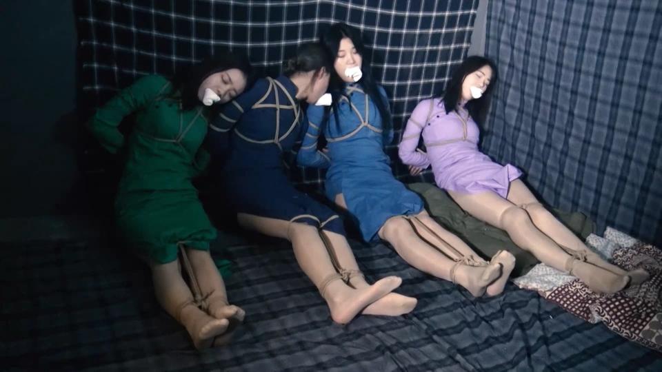 胜景影视定拍：《女子特工队》第四集 下 特工队顺利逃出后秘密前往八路军的驻地，路上遇到了一家黑店，四女被迷晕后牢牢绑了起来，黑店的幕后老板正是之前逃脱的土匪老大，为了报复，老大准备把她们卖出去。正巧装上了化妆成商人的八路军前来侦察，四女再一次逃出魔窟，成为了八路军的战士。解压密码：qlzz解压两次