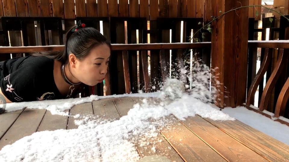 【丽佳新片LMD005】潇潇：暖阳迎春雪中玩耍(户外,手铐,脚镣,项圈,家务) 2021丽佳全新作品。新片模特均可预约私人定制拍摄！欢迎剧本定拍、个人约拍、赞助参演，欢迎预约“沉浸式剧本”体验。欢迎全国范围的女模特、女S/女m及女同好加盟丽佳！详询加QQ:3422510869，注明：丽佳。本视频千万不要在线解压，以防资源被和谐！！！<br>本片模特简介：艺名：潇潇(S/m)，身高：163cm，体重：58kg，胸围：34B，可预约拍摄及体验。<br><span style='color:#b0b0b0;'>[隐藏文字，购买后可见]</span>