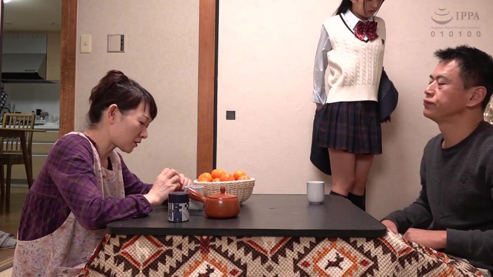  コタツの中を覗くと娘の無防備パンチラが！我慢できず発達途中のマ○コに触れると愛液垂らしながら大悶絶！母が隣に居るにも関わらずこっそり近親相姦生中出しSEX！2 渚みつき <span style='color:#b0b0b0;'>[隐藏文字，购买后可见]</span><br><br><br>部活帰りの娘と妻とコタツで家族団らん。ふとしたはずみでお茶をこぼし、コタツの中を覗くと娘の純白パンティーと生脚が…蒸れた股間と足の匂いが充満したコタツの中で見た光景に父の理性崩壊！知らずに娘が握りしめたのは父の[不可描述]チ○ポだった？！火照った娘の下半身は超敏感で快楽に流されやすい敏感体質。背徳感で父の反り返る凶暴チ○ポが娘マ○コに呑み込まれる！直ぐ側にいる母にバレないように、こっそり娘に中出し！※ 配信方法によって収録内容が異なる場合があります。 特集： 最新作やセール商品など、お得な情報満載の『【VR】KMPストア』はこちら！最新作やセール商品など、お得な情報満載の『KMPプレミアムストア』はこちら！<br><br><br>点击查看更多精品影片