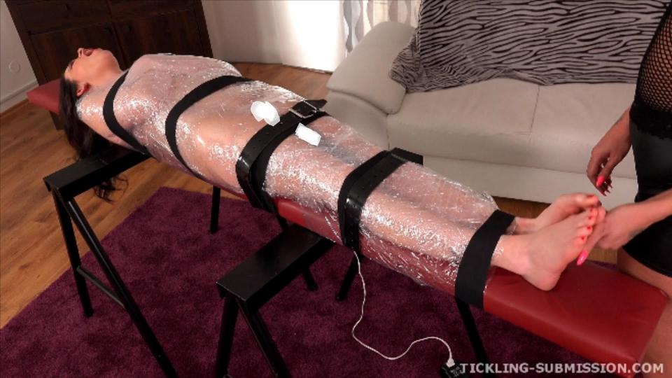 Mummy Orgasm (FULL HD - 1920x1080) 性感的深肤色维多利亚贝利西玛是一个性欲，怕痒的女人，她必须体验她的怕痒性[不可描述]。深色头发的伊莎贝拉·达克是怕痒性[不可描述]方面的专家，今天她向维多利亚许诺一些特别的东西！伊莎贝拉决定把维多利亚·贝利西玛裹得严严实实。首先必须是挠痒痒和挠痒痒伊莎贝拉做得很好，她灵活的手指工作迅速和有效地在维多利亚的脚。振动的假[不可描述]开始发挥和伊莎贝拉开始对维多利亚的饥饿的猫的感觉。假[不可描述]一直在工作，伊莎贝拉挠痒痒的手指也在工作，她挠痒痒，搔着柔软的脚。很快，房间里的笑声被快乐的呻吟和呻吟所取代，当维多利亚到达她最终的目的地时，她开始使劲地抽搐，并经历了她第一次发痒的[不可描述]。看着伊莎贝拉给她一个她永远不会忘记的搔痒盛宴。每当维多利亚裸露敏感的鞋底被触碰时，她都会发出巨大的笑声和惊人的反应！这就是为什么你一直要求维多利亚！！Sexy brunette Victoria Belisima is a horny, ticklish women and she must to experience her ticklish orgasm. Brunette Isabella Dark is an expert in the ticklish Orgasm and today she promises Victoria something special! Isabella has decided to wrap Victoria Belisima in clear wrap to tickling. First must come the tickling and tickle Isabella does good work, her nimble fingers work quickly and efficiently all over Victoria's feet. The vibrating dildo comes into play and Isabella starts the sensations on Victoria's hungry pussy. All the time the dildo goes to work, so does Isabella's tickling fingers, she tickles and titillates soft feet. Soon the laughter in the room is replaced with moans and groans of pleasure, as Victoria reaches her final destination, she starts to cum hard and experiences her first ticklish orgasm. Watch as Isabella gives her a tickling extravaganza she will never forget. Victoria has a great laugh and amazing responses whenever her bare sensitive soles are touched! This is why you keep requesting Victoria!!<span style='color:#b0b0b0;'>[隐藏文字，购买后可见]</span>