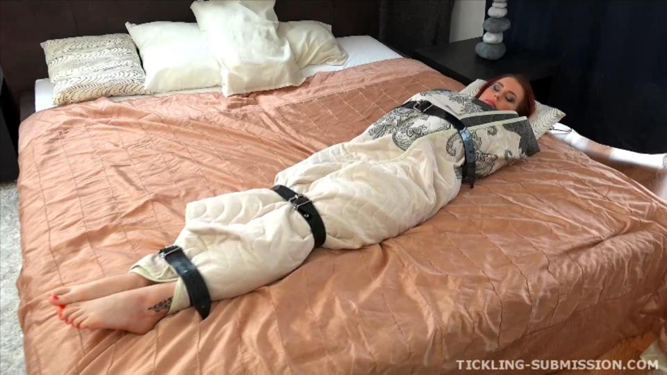 Suprised Charlie is Wrapped and Tickled (HD - 1920x1080) 漂亮的红头发查理·瑞德正在洗澡。她运气不好，不知道有陌生人在监视她。惊讶的查理被包裹在床单里，只有头和脚可以自由出入。那人会怎么做？蒂克勒先生是一台挠痒痒的机器，他最喜欢的就是一个性感的挠痒痒的女人！他灵巧的手指毫不留情，很快查理就奋力反抗，请求停止搔痒！他搔她柔软起皱的鞋底，绑着她的脚趾以获得最大的搔痒效果。当然了蒂克勒先生无视她的哭声，继续他那怕痒的攻击。蒂克勒先生嘲笑，嘲弄和幸灾乐祸可怜的查理，因为她每一秒的甜蜜发痒的笑声是他的耳朵音乐！Beautiful redhead Charlie Red is having a shower. Bad luck for her, no clue she´s being watched by a strange man. Suprised Charlie is wrapped in a sheet, only head and feet are free to access. What the man will do? Mr.Tickler is a tickling machine, and there’s nothing he likes more than a hot ticklish woman! His nimble fingers show no mercy and soon Charlie is fighting hard and begging for the tickling to stop! He tickle her soft wrinkled soles, he ties her toes to gain maximum ticklish effect. Of course the Mr.Tickler ignores her cries and carries on with his ticklish assault. Mr.Tickler teases, taunts and gloats to poor Charlie as every second of her sweet ticklish laughter is music to his ears!<span style='color:#b0b0b0;'>[隐藏文字，购买后可见]</span>