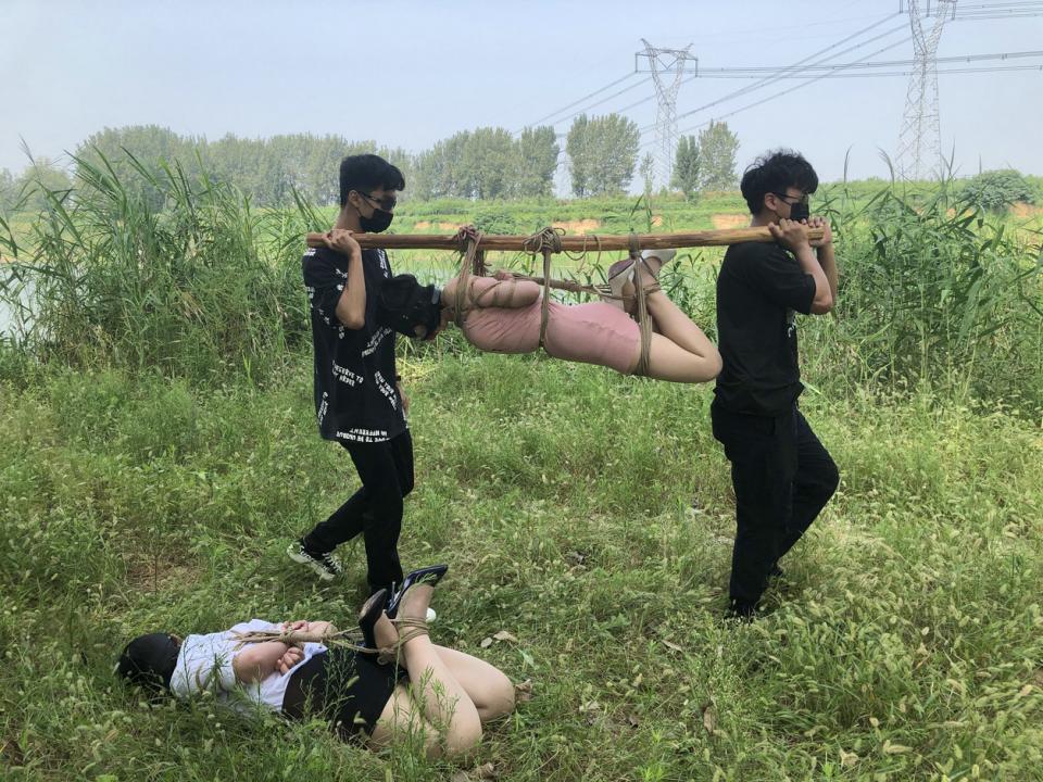 胜景影视 ★★★★连续剧《落难姐妹》第四集  视频欣赏 两美女在河边游玩，却不知已经被犯罪集团盯上，可怜两美女被绑架堵嘴，蒙眼驷马被抬走，押回贩卖窝点，被各种捆绑折磨，最后两美女也没有逃脱被装袋贩卖，预知两美女命运如何，请欣赏原视频，不要错过了，也可以联系我们定拍QQ342642509 