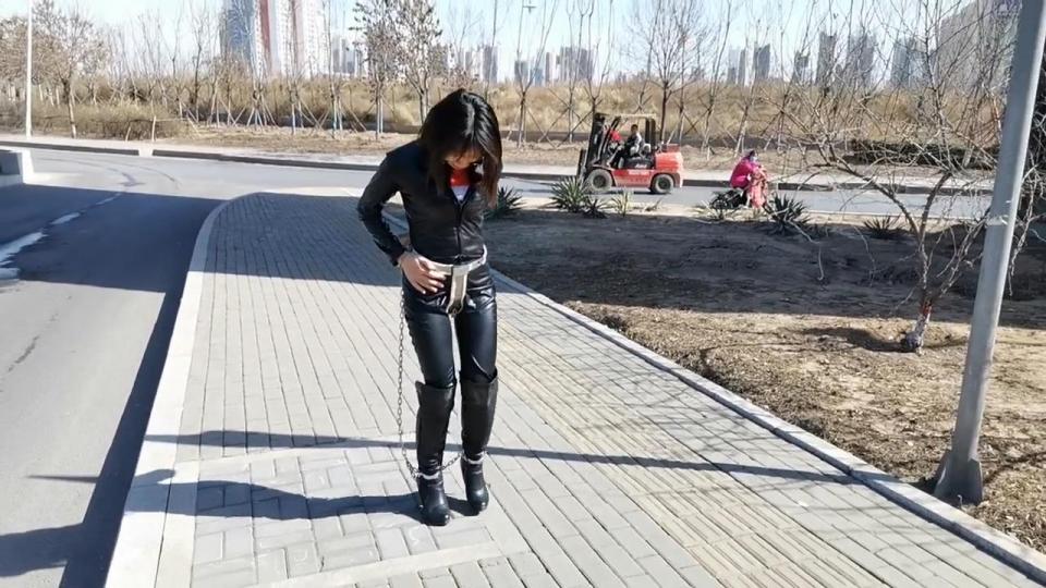 云儿内装T弹zcd连体铐户外，众人围观，吓得跑到小树林，不配合主子玩弄，回去直接倒吊起来，残酷TJ开始...... 解压密码:hdsy<br>云儿内装TD，连体铐ZCD押向户外，被路人围观，好多人好奇地停在那里观看，吓的云儿跑到小树林，不老实直接拉到TJ室倒吊半小时，三棒齐轰，SAO水暴出，单腿抽筋，从来没有这样痛苦过,终于老实啦......<br>想定拍的老铁们请加QQ272728243