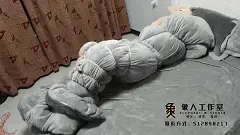 象人原创-01小秋-红色JK+黑色网袜+小皮鞋+全身紧缚+被子全包+指挥动作（艰难蠕动） 天天被人催更被子全包，于是我就出了呀，宠粉狂魔是我没错了！！！<br>（一开始想，被子全包是什么鬼，玩了以后发现，真香！好玩！下次还来！）<br>有想看的内容，可以私我，或者视频下留言，我看到的多了<br>自然会去出的，不会可以去学，但是有求的多了必应！！！<br>注——————————————————————————————————————————<br>解压密码：xiangren123 文件后缀改为MP4即可正常观看<br>切勿在百度云中直接观看，容易被和谐!!!!!<br>只和圈内妹子，一起做真实的tj内容。<br>坐标郑州，线上定拍，线下约绳，体验授课，长期招绳摸，不定期组织线下活动 。<br>QQ，wx同号：512848217.（注明来意）
