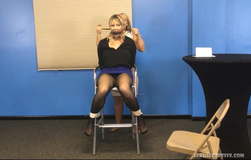 TRICKED BY LADY BOSS INTO BONDAGE AND PANTYHOSE WORSHIP From: Adara Digital<br>（啡色丝袜少妇闻舔黑丝少妇的臭丝足 为了让她更配合然后把她绑在椅子上 丝袜堵嘴勒嘴 之后换成胶带封嘴 最后啡色丝袜少妇也被绑起来封嘴 丝袜脚挣扎）<br>Adara has been an intern with in the company in hopes that someday she will be on payroll.  When her boss Jamie had taken her aside and told her that she had noticed Adara looking at her in the meetings and may have a way to get Adara hired in if she meets her after work, Adara eagerly told her she would be there.  Adara meets her after work and Jamie reveals to her that she is attracted to Adara and she would be very persuaded to give her a job if Adara worshiped her pantyhose.  Adara removes her shoes and drops to her knees and begins kissing, licking and caressing Jamie's pantyhose.  Worshiping her pantyhosed feet and legs with her mouth.  Jamie then reveals to Adara that she likes to be ruffed up, that she sometimes likes to be tied up and gagged.  Adara, trying to impress her sexy boss, agrees to accommodate her bosses wishes and finds some rope to tie her up with. She starts out in a chair tie, bound and gagged with a pair of pantyhose.  She struggles in the chair in ecstasy, while Adara, goes to get rid of Jamie's office assistant, so they can continue to play.  Jamie tells Adara that there will be a change in Adara's little plan, and actually she and her office assistant will be using her as a little pantyhose sex slave for the night and there isn't anything she can do about it.  Adara struggles around unsuccessfully getting free until Jamie's assistant arrives and the real fun begins.......<br><span style='color:#b0b0b0;'>[隐藏文字，购买后可见]</span>