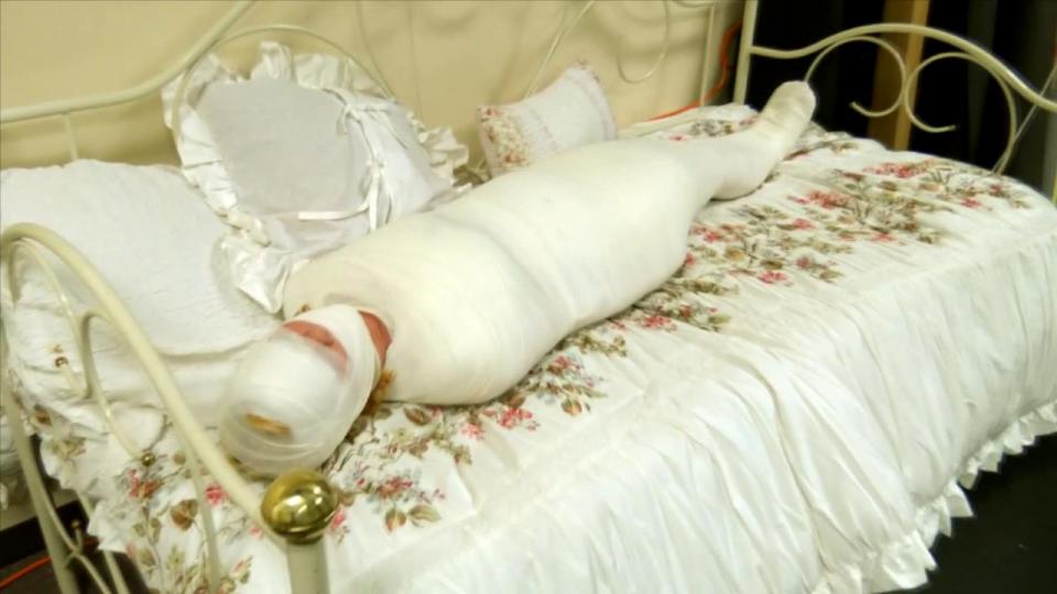 Jana's First Mummification! (MP4 Format) 性感的金发女郎雅娜第一次和我合影就出现了！她脱掉透明的长袍，露出她穿着针织比基尼的美丽身躯，像职业选手一样摆出姿势和对着镜头调情！你永远不会知道这是她的第一次！拍摄进行得很顺利，但我正在寻找一些比通常的芝士蛋糕更不寻常的东西，所以我建议拍一张埃及主题的照片。她热情地同意了，很快就发现自己的整个身体都被兽医包裹得严严实实！她对此一点也不高兴，要求放人出去，但由于只有头、颈、脚被解开，嘴巴被塞住、密封着，她现在做不了什么！我把那无助的被包裹起来的美人放回床上，她在床上扭动着，挣扎着，不停地咕哝着，呜咽着。我喜欢她性感的身体在茧里蠕动的样子，很快就决定她需要更多的关注！我把她的脚裹得严严实实，然后把她的整个脑袋裹得严严实实，把她关在一个闷热的黑暗监狱里。这是一个漫长的拍摄，我都在，但我想继续与她有一天的事情，所以我会留下她一个人在黑暗中，一个哭泣的木乃伊少女没有希望逃脱！！Sexy blonde Jana has shown up for her very first photo shoot with me!  She peels off her sheer robe to reveal her beautiful body clad in a knit bikini and gets right to work posing and flirting with the camera like a pro!  You'd never know it was her first time!  The shoot is going great, but I'm looking for something more unusual than the usual cheesecake stuff, so I suggest an Egyptian themed photo shoot.  She enthusiastically agrees and soon finds her entire body tightly wrapped in vet wrap!  She's not happy about it at ALL, and demands to be let out, but with only her head, neck and feet unwrapped and her mouth stuffed and sealed shut, she can't do much about it now!  I lay the helpless parceled beauty back on the bed where she writhes and struggles, grunting and whining into her gag at every moment.  I love the way her sexy body squirms in her cocoon, and soon decide she needs a little bit more attention!  I wrap her feet completely, then wrap her entire head, leaving her in a prison of hot, tight stifling darkness.  It's been a long shoot, and I'm all in, but I want to continue things with her again sometime, so I'll just leave her alone in the dark, a mewling mummified maiden with no hope of escape!!<span style='color:#b0b0b0;'>[隐藏文字，购买后可见]</span>