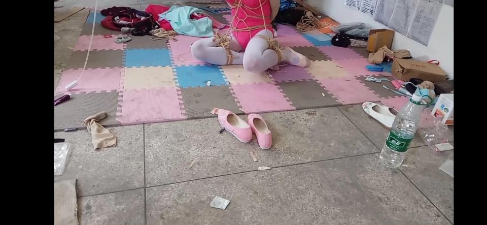 芭蕾练功服自缚 视频拍摄于20年8月，借用厂房5楼拍摄的。由于角度没有调好，上半身捆绑过程没有拍到，后期剪掉了。