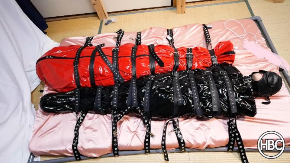 Double PVC Rest Sack Tied to the Bed And Vibed with Hitachi 本周，日子心中有一个邪恶的计划。她邀请她的两个朋友过来，把他们都放在PVC休息袋束缚，同时也把他们都绑在床架上，然后对对方。这是一个复杂的装置，需要花很多时间来设置，但一旦她把它们放在她想要的地方，它们就几乎无法抵抗她的双手双日立twin vibe技术的力量。This week, Hinako had a diabolical plan in mind. She invited her two friends over and put them both in PVC rest sack bondage while also tying them both to the bed frame and then to each other. It was a complicated contraption that took a lot of time to set up, but once she had them right where she wanted them, there was little they could do to resist the power of her two handed double Hitachi twin vibe technique. I could make all the puns in the world about what comes next, but I'm fairly certain you get the idea. *wink* <span style='color:#b0b0b0;'>[隐藏文字，购买后可见]</span>