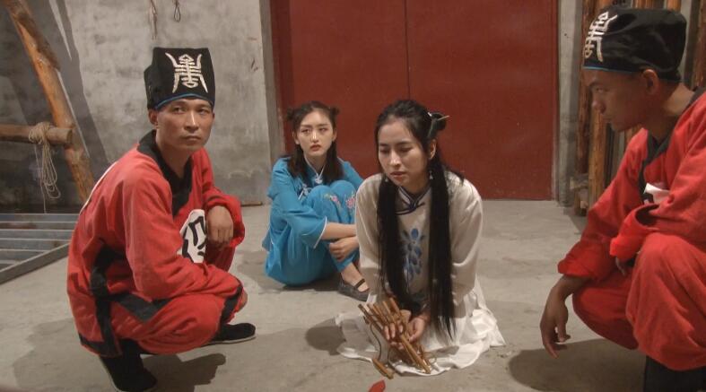 怀旧影苑-苏三过堂拶指 古装美女过堂受刑 怀旧影苑出品，苏三过堂拶指 古装美女过堂受刑，主要是手指受刑，以及坐老虎凳，两个美女颜值棒棒的，尤其是穿了古装和旗袍后！