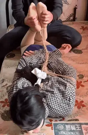 玩奴原创之好身材美女糖糖超紧龟甲后手缚驷马TK挣扎，运功裤肉丝美腿，胶带堵嘴，超长50分放送，定拍和谐交流约绑教程请加qq805351328，祝同好元宵节快乐！ 解压密码<span style='color:#b0b0b0;'>[隐藏文字，购买后可见]</span>，感谢大家对up主的支持，祝大家元宵节快乐！本次带来的是24岁高个美女糖糖的费绳龟甲高手缚，坐缚挣扎，驷马tk挣扎，约绑过小姐姐中中单论身材，糖糖是非常优秀的了，肉感与身材并存，本次超长篇50分放送哦！<br>经过这一期间跟各位同好的沟通，博主准备推出新系列口水囚徒系列，主要是以口水收集堵嘴为主的捆绑调教,把实打实的真实调教给大家放送，敬请期待！<br>另外为了方便各位同好约绑，博主最近推出了一个非常详细的约绑教程。里面有非常详细的从零基础开始教大家如何认识妹子，如何与妹子沟通等等。非常的实用，有兴趣的各位同好加805351328咨询。<br>下载操作：<br>1、电脑下载<br>2、解压<br>3、将压缩包内rar文件名后缀修改为mp4。<br>还有也希望大家可以支持玩奴原创的其他作品还有众筹，玩奴原创主打的就是真是不做作，给各位看官大大绝佳的感受。目前有真实约拍系列和绝对调教系列，都非常精彩哦！
