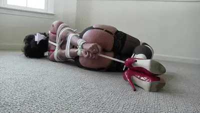 GNDB0495-Sahrye-If only my husband would tie me this tight! 一个男人独自一人走进萨瑞的家。他将她推到沙发上，并系紧她的手和脚踝。当男人离开她时，Sahye努力挣脱。但是随后发生了一些奇怪的事情。萨里（Sahrye）对自己说，像这样的纽带实际上使她生气。“如果我的丈夫能把我绑得这么紧！” 她大声说。然后，她告诉自己不要让自己失去控制。因为她担心绑住她的男人会解决这个问题并利用这种情况。但是随后发生了一些不好的事情。该名男子返回，并在萨赫里的房间里发现了塞球。他现在知道她的秘密，她陷入了束缚。在Sahrye没说什么之前，那个男人把球塞进嘴里，并把它绑在头后面。当Sahrye开始大声抱怨时，她再也无法隐藏它了。然后，当该男子添加更多绳索以完成绑住她的动作时，Sahrye失去了它，很明显，她已经打开了。当她大声mo吟时，她开始流口水，流口水。当男人脱下她的衣服时，萨里（Sahrye）试图通过插科打be乞求他脱光衣服，然后跟她走。取而代之的是，他通过用内裤塞住她的嘴并在她的牙齿之间非常紧密地绑上一个劈开的塞子，重新对她打了个笑容。最终，在那个男人离开她之前，他用Sa绳把Sahrye放进了一个严格的帽子里。然后，他将她的胸罩拉下，让挣扎中的她陷入困境，并把她的胸部塞住。很快，Sahrye就用uses绳将自己逼向狂野的性[不可描述]。她开始通过堵嘴流口水。当男人脱下她的衣服时，萨里（Sahrye）试图通过插科打be乞求他脱光衣服，然后跟她走。取而代之的是，他通过用内裤塞住她的嘴并在她的牙齿之间非常紧密地捆绑一个劈开的塞口物来重新装她的嘴。最终，在那个男人离开她之前，他用Sa绳把Sahrye放在一个严格的帽子里。然后，他将她的胸罩拉下，让挣扎中的她陷入困境，并把她的胸部塞住。很快，Sahrye就用uses绳将自己逼向狂野的性[不可描述]。她开始通过堵嘴流口水。当男人脱下她的衣服时，萨里（Sahrye）试图通过插科打be乞求他脱光衣服，然后跟她走。取而代之的是，他通过用内裤塞住她的嘴并在她的牙齿之间非常紧密地捆绑一个劈开的塞口物来重新装她的嘴。最终，在那个男人离开她之前，他用Sa绳把Sahrye放在一个严格的帽子里。然后，他将她的胸罩拉下，让挣扎中的她陷入困境，并把她的胸部塞住。很快，Sahrye就用uses绳将自己逼向狂野的性[不可描述]。他用Sa绳把Sahrye放在严格的范围内。然后，他将她的胸罩拉下，让挣扎中的她陷入困境，并把她的胸部塞住。很快，Sahrye就用uses绳将自己逼向狂野的性[不可描述]。他用Sa绳把Sahrye放在严格的范围内。然后，他将她的胸罩拉下，让挣扎中的她陷入困境，并把她的胸部塞住。很快，Sahrye就用uses绳将自己逼向狂野的性[不可描述]。A man has come into Sahrye's house while she was all alone. He pushes her down on her sofa and ties her hands and ankles. When the man leaves her, Sahye struggles to get loose. But then something strange happens. Sahrye says to herself that being ties like this actually turns her on. "If only my husband would tie me this tight!" she says out loud. She then tells herself not to let herself lose control. Because she worries that the man who tied her will figure it out and take advantage of the situation. But then something bad happens. The man returns and he has found a ball gag in Sahrye's room. He now knows her secret, that she is into bondage. Before Sahrye can say anything, the man shoves the ball in her mouth and straps it behind her head. Sahrye can no longer hide it as she starts to moan loud. Then when the man adds more rope to finish tying her up, Sahrye loses it and it is very obvious that she is very turned on. As she moans out loud, she starts drooling through the ball gag. When the man pulls her dress off, Sahrye tries to beg him through the gag to strip her naked and have his way with her. Instead, he re-gags her by stuffing her mouth with panties and tying a cleave gag very tightly between her teeth. Finally before the man leaves her, he puts Sahrye in a strict hogtie with a crotch rope. He then pulls her bra down and leave her struggling hogtied and gagged with her boobs out. It doesn't take very long and soon Sahrye uses the crotch rope to force herself into a wild orgasm.<span style='color:#b0b0b0;'>[隐藏文字，购买后可见]</span>