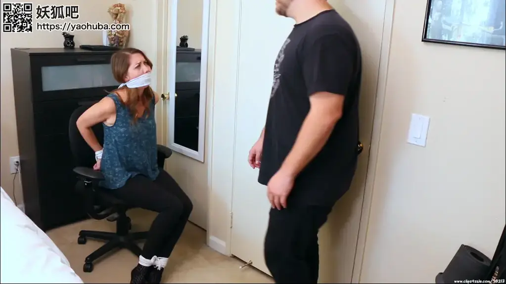 Dorm Room Bondage Prank 名称：Dorm Room Bondage Prank<br>Chrissy Marie坐在办公椅上被捆绑手脚，还被袜子堵嘴和一块布紧紧地绑在嘴上，不断挣扎着想要自由。<br><span style='color:#b0b0b0;'>[隐藏文字，购买后可见]</span>