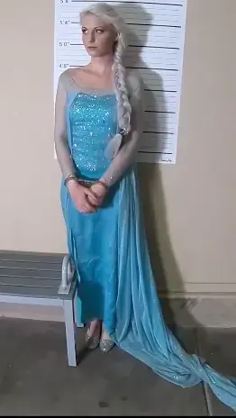 Ice Princess gets Arrested Pt1- 2 冰公主已经到了车站，丽莎警官很快审问了她，并开始处理。公主被搜查并留在牢房里，直到她被进一步审问。The Ice Princess has arrived at the station and Officer Lisa quickly interrogates her and starts her processing. The Princess is searched and left in the cell until she can be further questioned.<span style='color:#b0b0b0;'>[隐藏文字，购买后可见]</span>