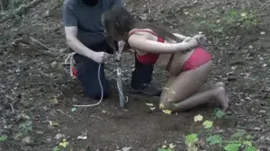 632-- Rachel Punished with Outdoor Metal Bondage Predicament 性感的蕾切尔·亚当斯（Rachel Adams）一直不听话，所以我决定用室外金属束缚的困境来惩罚她。瑞秋只穿着胸罩，内裤和连裤袜，就走到她将要服刑的地方。她的双手被一对爱尔兰爱尔兰手铐戴在背后，并且戴着项圈。她被迫跪在一根被击入地面的金属棒附近的地面上。Rachel的嘴里放了一个邪恶的，弹簧装的插科打to，以保持嘴巴被迫张开。 <br><br>绳索绑在她的衣领上，然后绑在金属棒上，以确保拉结不会站起来，而是被迫像屈膝般柔顺地屈膝。接下来，瑞秋（Rachel）的脚踝与一副铰接式手铐绑在一起。然后将绳子绑在袖口上，然后绑在已经扎在地下的金属桩上。这确保了雷切尔的动作非常有限。 <br><br> <br><br>然后，蕾切尔（Rachel）在室外金属束缚的困境中忍受了她的惩罚。进入这个位置非常不舒服，很快您就会看到Rachel努力寻找舒适的位置。随着Rachel的mo吟声渗透到户外，很快就为这个职位带来了痛苦。Sexy Rachel Adams has been disobedient and so i decide to punish her with an outdoor metal bondage predicament. Wearing just a bra, panties and pantyhose, Rachel is walked to the spot where she will serve her sentence. Her hands are cuffed behind her back with a pair of Irish8 handcuffs and she is wearing her collar. She is forced to kneel on the ground near a metal bar that has been driven in the ground. A wicked, spring loaded gag has  been placed in Rachel's mouth to keep her mouth forced open. <br><br>Rope is tied off to her collar and then tied to the metal bar, assuring that Rachel will not be able to stand up, but be forced to remain on her knees like a good submissive should. Next Rachel's ankles are cuffed together with a pair of hinged handcuffs. Rope is then tied to the cuffs and then tied off to a metal stake that has been drive in the ground. This assures that Rachel's movement is very limited. <br><br> <br><br>Rachel is then left to endure her punishment in the outdoor metal bondage predicament. It's a very uncomfortable position to be in and soon you can see Rachel as she struggles to try and find a position of comfort. It doesn't take long for the agony of the position to set in as Rachel's moans permeate through the great outdoors.<span style='color:#b0b0b0;'>[隐藏文字，购买后可见]</span>