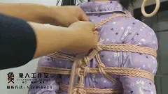 象人原创-01小秋-象人常用的日式细节分享。（简单，易学，美观，） 最开始是看水渊先生的视频开始学习捆绑的技巧，<br>本人喜欢看各种各样的教学，还要一些老师的表演<br>遇到有意思的就会跟着学一学，所以这里面其实有很多老师的影子<br>本视频只是抛砖引玉，希望看到更多老师的作品，好让我学习进步<br>技法都是死的东西，最重要的是绳手和受缚者之间的情感沟通<br>通过绳这个媒介，连接人与人之间的精神，这是我捆绑的乐趣。<br>注——————————————————————————————————————————<br>解压密码：xiangren123 文件后缀改为MP4即可正常观看<br>切勿在百度云中直接观看，容易被和谐!!!!!<br>只和圈内妹子，一起做真实的tj内容。<br>坐标郑州，线上定拍，线下约绳，体验授课，长期招绳摸，不定期组织线下活动 。<br>QQ，wx同号：512848217.（注明来意）