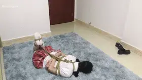 【新月原创】可爱小红豆 红裙JK白丝 驷马绑 百看不厌的放置挣扎 【新月工作室】定拍交流QQ：2936094312 （备用）1003187439 原味找她2389316626模特玉箫！还是最喜欢的驷马，这个造型，这个姿势，怎么能不欺负，不放置？绑起来，看着她无助的挣扎，可爱的脚丫，LOLI的身段，美丽的脸庞，一切的一切都是最好的~