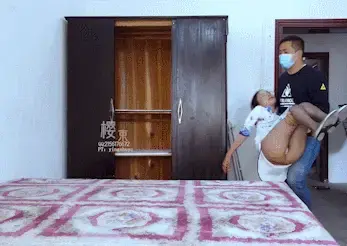 【樱束原创】《房客空姐一下》空姐因为疫情影响，几个月没有工资，被房东催租产生分歧，房东一怒之下将空姐打晕，准备好好惩治一下她..... 樱束推出包月尊贵VIP，加入立即获得60部影片，并且每日新片同步更新免费看，感谢您的赞助，季度会员更有9折优惠，详情请咨询客服<br>剧情简介：空姐小悦因为疫情影响，几个月没有拿到工资，没办法房租也交不上，这日房东前来收租，见小悦交不起房租，于是打起了小月的歪注意，但是小月很是反感于是用水泼了房东，惹怒了房东，愤怒下的房东打晕小悦，准备好好让小悦品尝一下苦头，也一同可以满足自己垂涎已久的想法.....<br><br>樱束服务内容：私人订制剧情 专属剧情订拍 现实约拍  全国飞业务  统一解压密码：ysyc6672<br>樱束联系方式：QQ2156176672     VIP专属客服微信号：yingshuyc（VIP专属客服微信，终年无休）<br><br><br><br><br>视频格式：MP4<br>分辨率：1080P<br>时长：45分钟<br>大小：1.5G