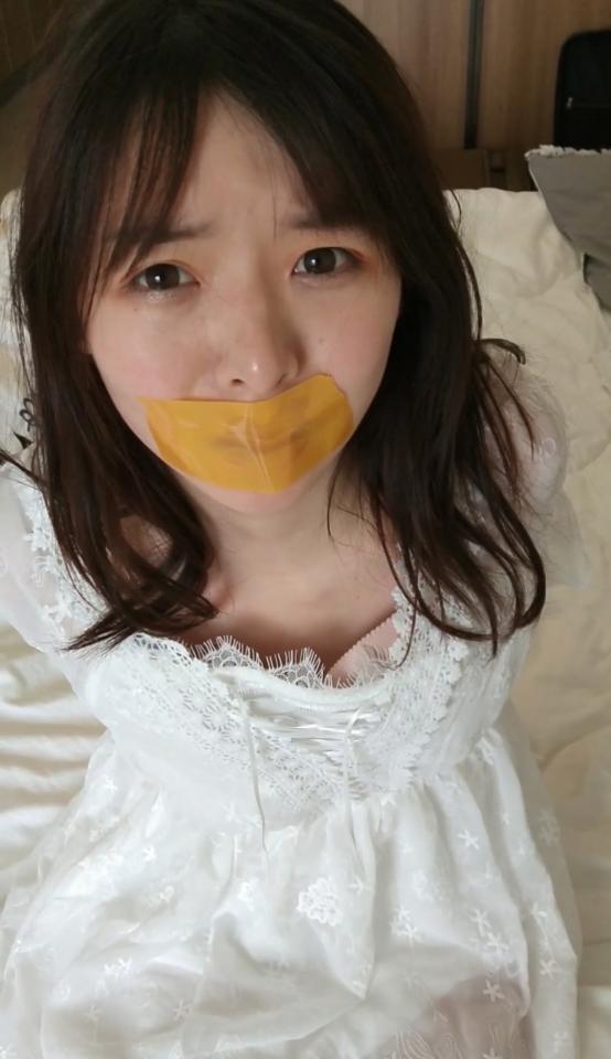 潇潇胶带封嘴 心悦艺术定制拍摄的短篇，潇潇身着白色纱裙，被黄色封箱胶带贴嘴，反绑双手挣扎，时间短便宜卖，拍摄角度蛮不错，喜欢胶带的看下