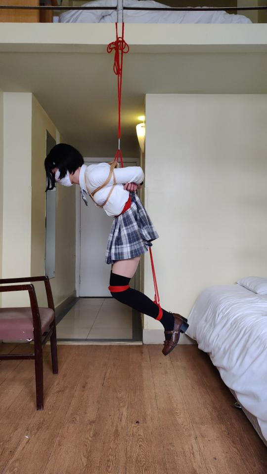 [坎喵]女装子JK自缚悬吊挣扎 哈喽，这里是坎宁安喵，是个努力想要变可爱的男孩子~<br>之前趁着放假又有机会出去玩啦~这回穿的是JKs 黑丝，也是我现在最喜欢的一套衣服啦，平常出门的日常搭配~<br>这次尝试的是直立悬吊，被吊在半空中晃来晃去不停转圈的感觉真的是很奇妙~不过自缚有风险，自己吊缚风险更大，不熟练的小伙伴还是不要轻易尝试，以免发生意外呀，自缚的时候也一定要留好解脱的后路噢<br>纯捆绑挣扎，前后有吊起和解脱过程，中间换了两次吊姿，不过这次吊起来坚持得意外的久，可能是因为没有用小道具所以不会GC一直处于亢奋的状态叭<br>因为录制的手机原因，实际录制了三个视频文件，大约12:12和24:24的拼接处会有轻微的卡顿，还请谅解~<br>网盘传源文件会挂，所以传了压缩包，解压密码：saosao，如果可以尽量用林子的保管库下载吧<br>另外现在坐标魔都，还希望能找到同好一起交流呀~~也欢迎有兴趣的小伙伴来绑我（不过平时比较忙能约的时间比较少）~~扣扣31玖112四368~~~