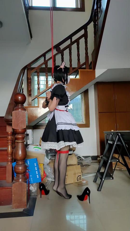 [坎喵]女装子黑丝女仆装自缚吊绑[不可描述]挣扎 哈喽，这里是坎宁安喵，是个努力想要变可爱的男孩子~<br>也是之前放假的时候玩的~过年啦室友们都回家了，只有自己本着就地过年的原则独守空房，倍感孤独的同时也庆幸终于可以尽情的玩啦~<br>这回尝试了黑丝女仆 超高的细跟高跟，高跟鞋走起路来也太不方便了，感觉就算只是站着也有可能随时会摔倒……但是感觉还是很奇妙的~<br>玩法是定时[不可描述]吊绑，吊的高度刚好在穿着高跟鞋的情况下站直，把鞋子脱掉就要踮脚啦~本来用了棒子，但是棒子忘记充电了，玩到一半就没电了，给我难受的抓痒挠腮orz<br>为了录像采光我把屋子的大门打开了，院子的大门也只是虚掩着，如果这时候有人碰巧经过进来看一眼……<br>算是纯捆绑挣扎吧，前后有吊起和解脱的过程，最后解脱的时候出了点小意外，定时锁已经解开了，但是因为双手在背后吊得太高，居然没办法直接用手把手铐打开……还好垫脚的梯子还能够到，不然可就惨了……<br>网盘传源文件会挂，所以传了压缩包，解压密码：saosao，如果可以尽量用林子的保管库下载吧<br>另外现在坐标魔都，还希望能找到同好一起交流呀~~也欢迎有兴趣的小伙伴来约绑我（不过平时比较忙）~~扣扣31玖112四368~~~