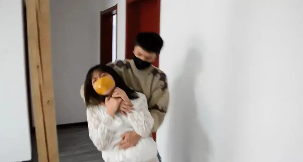 封嘴劫4 封嘴劫第四部，请大家千万不要错过，质量保证，大家放心购买！感谢大家对本系列的支持！<br>（求重庆城区范围的女同好，喜欢轻度捆绑和封嘴的，年龄不要超过24，可以先线上聊一聊，本人苦于没有同好，借此机会找一个同好，本人颜值身高都过得去，在读大学生，可加qq聊3529829968）<br>融合第二部的封嘴念诗，第一部的封嘴视频通话，还有各类新的剧情设定，如图，购买后观看！<br>金牌教师沈梦茹遇上了废柴学生，毫无耐心和礼貌，惹得对方生气，脚上的白丝袜引起了对方的冲动，愤怒交织之下居然选择封住了老师的嘴，企图用黄色胶闷si老师，一通电话打来，暂时救了老师，却不料引得男子心思一改，想出了各种方法折磨老师！<br>（内衣尺度，裤袜美腿，肉丝，白丝，黄色胶带和透明胶带，丝袜堵嘴，白丝蒙嘴，念诗，遭遇男友打电话，和家里哥哥咨询学习进度）