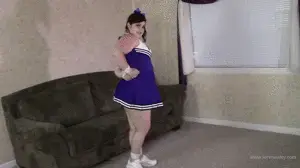 850 Jenna Holloway - Bound Cheerleader Cheering For Bondage 珍娜（Jenna）穿着紫色的啦啦队长服装，当她开始谈论自己喜欢穿着紫色的啦啦队服装时，欢呼雀跃，她谈论着自己被捆绑时如何爱它。她在裙子下展示了她的白色袜子和内裤，谈论束缚是如何不可避免的，并扭动着展示她束缚的脚踝和手腕。在她提到整个团队如何进入并利用她的镜头移动之后，她现在正被肚子stomach住，并被劈开的插科打g塞住了。她在地上挣扎着挣扎，并真正陶醉在自己的束缚中。最终，有人进来并加了一条肘绳，结束了她的野蛮，使她真正变得无助。珍娜（Jenna）继续挣扎和抱怨，露出了自己啦啦队服装的正面，偶尔翻身表明她的手臂仍然紧紧绑住。珍娜（Jenna）不断地在相机上向相机展示她anti起的裤rot，一遍又一遍地露出裤c绳。珍娜（Jenna）随镜头淡出而保持束缚。希望有人找到了她，并利用了她喜欢担任那个职位的机会。Jenna is in her purple cheer leading costume going through her cheers when she starts talking about how she loves getting dressed up in her purple cheerleading outfit she talks about how she loves it even more when she's tied up. Showing off her white socks and panties under the skirt she talks about how inescapable the bondage is and wiggles around showing off her bound ankles and wrists. Right after she mentions how the whole team could come in and take advantage of her the camera shifts and she's now on her stomach hogtied and gagged with a cleave gag. She struggles around on the ground rolling and really reveling in her bondage. Eventually someone comes in and adds an elbow rope finishing off her hogtie and making her truly helpless. Jenna continues her struggling and moaning for a bit showing off the front of her cheerleading outfit and occasionally flipping over to show that her arms are still tightly bound. Jenna reveals her crotch rope over and over again by showing her pantied crotch to the camera while hogtied. Jenna remains bound as the camera fades out. Hopefully someone found her and took advantage of how much she likes being in that position.<span style='color:#b0b0b0;'>[隐藏文字，购买后可见]</span>