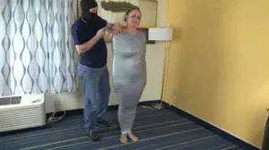 472-- Pepper gets Mummified Pt 2 第2条从第1部分结束的地方开始。<br><br>佩珀被捕后，佩珀的尸体被紧紧包裹在一条胶带胶带中，不仅要问，还要乞求将其木乃伊化。我在她的肩膀上做了些修饰，然后在她的嘴上放了一个黑色的大塞子，并把它紧紧固定。一旦我把球塞到位，Pepper便躺在地板上，让她在木乃伊中挣扎。 <br><br> <br><br>在享受了一段时间的Pepper挣扎之后，我搬进来，取笑地给她提供了一把剪刀，试图逃脱。我挑战她，告诉她她有2分钟的时间完全摆脱了木乃伊。她可以跳钟逃脱吗？只有1种方式知道。 art 2 picks up where part 1 ended.<br><br>Pepper's body has been tightly wrapped in a duct tape cocoon after Pepper was caught not just asking, but begging to be mummified. I put some finishing touches on her shoulders, then I place a big black ball gag in her mouth and secure it tightly. Once I have the ball gag in place Pepper is laid into the floor and left to struggle in her mummification. <br><br> <br><br>After enjoying Pepper struggle for a while, I move in and teasingly offer her a pair of shears to attempt top escape. I challenge her, telling her she has 2 minutes to completely escape from her mummified coccon. Can she beat the clock and escape? Only 1 way to know. <span style='color:#b0b0b0;'>[隐藏文字，购买后可见]</span>