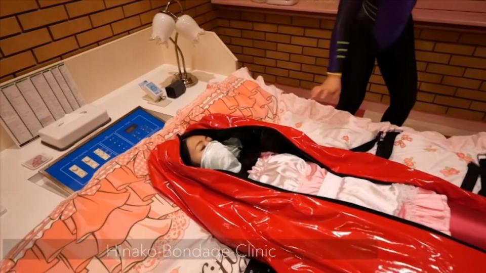 I Put My Sub Girl in an Enamel Rest Sack! 我的小女儿非常适合我自制的搪瓷休息袋。它很适合她，我想我应该让她呆一会儿。所以，我给她拉上拉链，加了几条腰带，让她更性感。一旦我把她困在里面My little sub girl fit perfectly inside my homemade enamel rest sack. It fit her so well, I thought I'd have her stay awhile. So, I zipped her up and added some belts for extra snugness. Once I had her trapped inside, I decided to surprise her with a little breath control. By the time I was done with her, I had her begging for more...air, that is.  <span style='color:#b0b0b0;'>[隐藏文字，购买后可见]</span>