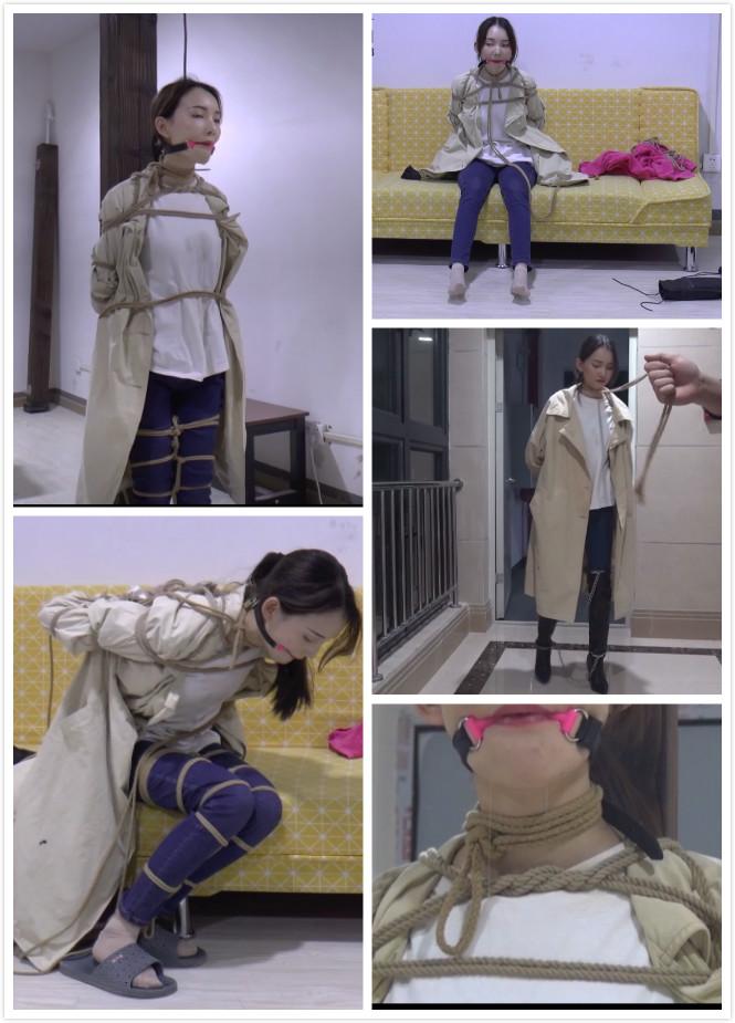 美束映画定拍  尾随背后的身影1 美束映画定制的剧情片 <br>检查官在回家的路上，不料被一个自己曾经抓住的罪犯尾随了，那罪犯找准了机会抓住了她，接着用镣铐拷住她的双手与双腿，牵着她的脖子将她带了回去。<br>回去后的搜查官被严密的捆绑了起来，罪犯为了报复她，不断的来羞辱她，先将她全身捆绑起来后用绳索牵着她的脖子转悠，看着搜查官难堪的模样，接着趁她无法反抗，故意挠她的脚心让她无可奈何。<br>接着罪犯将搜查官全身捆绑在柱子上，带上口球，搜查官挣扎不能，只能无助的看着口水慢慢流出口水，顺着下巴留下，在身前流下两条长长的口水印。<br>最后罪犯将搜查官放置在沙发上，趁着他离开的时间，搜查官挣扎了起来，好不容易挣脱了绳索，到底能不能逃跑呢
