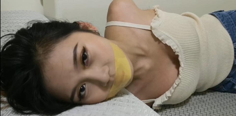 缪缪胶带封嘴挣扎 木子正定拍，缪缪被扎带反绑手脚，黄色胶带透明胶带轮流封嘴，各种角度挣扎，喜欢胶带的不要错过