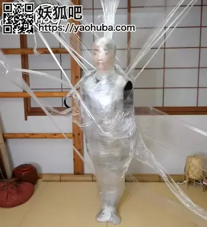 Overkill Mummification with Plastic Wrap and Electrical Tape part 4 这是日子成为别人欲望的牺牲品的少数情况之一。她愚蠢到让潜艇把她变成木乃伊。不过，她得到的比她预料的要多，因为他对木乃伊的崇拜比她预料的要强烈。他用许多层塑料薄膜包裹着她，然后又用透明的胶带紧紧地包裹着她。不过，木乃伊制作并没有就此结束。他用塑料薄膜把她木乃伊般的身体固定在她周围的悬挂点上，创造出一种蜘蛛网式的束缚，看起来像是属于一种艺术装置。所有这一切，加上日立振动放弃相当于一个非常长的会议，是太长了，只有一个视频。因此，这一幕被分为四个部分。把整个事情想象成一部纪录片。This is one of those rare occasions when Hinako becomes the victim of somebody else’s desires. She was foolish enough to let her sub mummify her. She got a bit more than she bargained for though, as his mummification fetish was stronger than she expected. He wrapped her in many layers of plastic wrap and then again very tightly in clear electrical tape. The mummification did not end there though. He used the plastic wrap to affix her mummified body to the suspension points around her, creating a spider web style bondage that looks like it belongs in an art installation. All of this, plus the breath play and the Hitachi vibrator abandonment amounted to a very long session that was far too long for just one video. Therefore, this scene has been split into 4 parts. Think of the whole thing like a documentary film.<span style='color:#b0b0b0;'>[隐藏文字，购买后可见]</span>