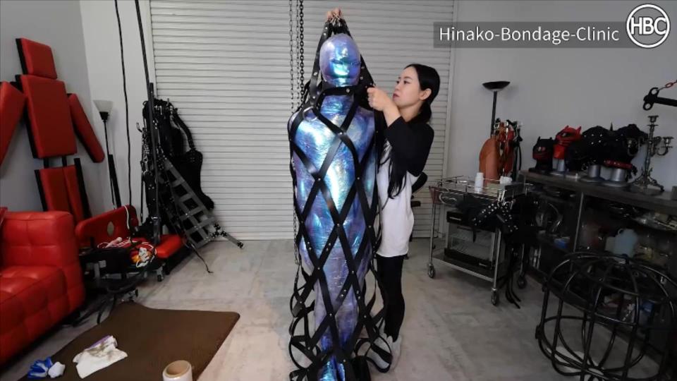 Shiny Zentai Suit Mummification, Leather Bag Suspension and Mummification Again 他穿着一套闪闪发光的外星人似的正泰套装，被塑料包装成木乃伊。这不是什么壮观的事，所以日子决定把它提高一个档次。她把他的木乃伊尸体放在一个皮网袋里，把他吊在地上。然后她又把整件事做成木乃伊。他说，有了这么多层塑料薄膜Dressed in a shiny alien-like zentai suit, he is mummified in plastic wrap. This isn’t anything spectacular, so Hinako decided to take it up a notch. She put his mummified body in a leather net bag and suspended him off the floor. She then mummified the whole thing once more. With this many layers of plastic wrap, he said it was very difficult to breath in there, but he seemed to enjoy it.<span style='color:#b0b0b0;'>[隐藏文字，购买后可见]</span>