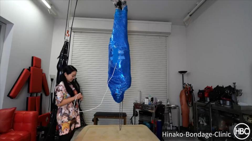 Tight Mummification and Upside Suspension; Sub Gets Vibed in Perilous Situation 这是一个束缚期，每过一分钟就变得更加极端。一开始只是简单严格的木乃伊制作，后来变成了腿上的镣铐，把木乃伊翻了个底朝天。但这并不止于此。后来又有一个疯狂的想法，这个木乃伊倒挂在离地几英尺的地方，用一个振动器粘在他的老二上。真是一个危险的局面。This is the bondage session that just got more extreme with each passing minute. What started as a simple strict mummification turned into shackles around the legs, turning this mummy upside down. But it doesn’t stop there. One more crazy idea later and this mummy was hanging upside down several feet off the ground with a vibrator taped over his dick. Truly a perilous situation.<span style='color:#b0b0b0;'>[隐藏文字，购买后可见]</span>