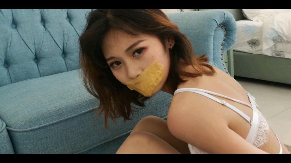 缪缪胶带封嘴2 木子正定拍，缪缪被扎带反绑手脚，黄色胶带透明胶带轮流封嘴，各种角度挣扎，喜欢胶带的不要错过