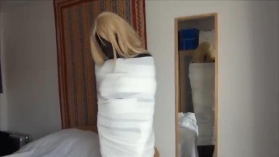 NYLON ENCASEMENT BONDAGE WITH STRAPS - THE VIDEO 标题说明一切！凯斯琳夫人试了一把皮带，用以约束她尼龙包裹的奴隶！”织带可以用在许多方式皮革可以，是一个经济的选择与优势值得考虑。重量和体积将低于同等皮革。织带可以清洗，更容易缝制（特别是在家用设备上）。大多数织带比皮革更结实。为什么是聚丙烯（通常简称“poly”）？一方面便宜很多。与尼龙相比，主要的商业缺点是。。。它没有那么强壮。然而，在每英寸宽度约600磅的承载能力，聚织带是足够强大的绝大多数BDSM应用。The title says it all! LADY CATHRIN tries out a handful of straps t restrain her nylon encased slave! "Webbing can be used in many ways leather can, and is an economical choice with advantages worth considering. Weight and bulk will be lower than a leather equivalent. Webbing can be washed, and is more readily sewn (particularly on home equipment). Most webbing is stronger than leather. Why polypropylene (often referred to as simply "poly")? It's less expensive for one thing, by a lot. The main commercial drawback vs nylon... it's not nearly as strong. However, at about 600 pound load-bearing capacity per inch of width, poly webbing is plenty strong for the vast majority of BDSM applications.<span style='color:#b0b0b0;'>[隐藏文字，购买后可见]</span>