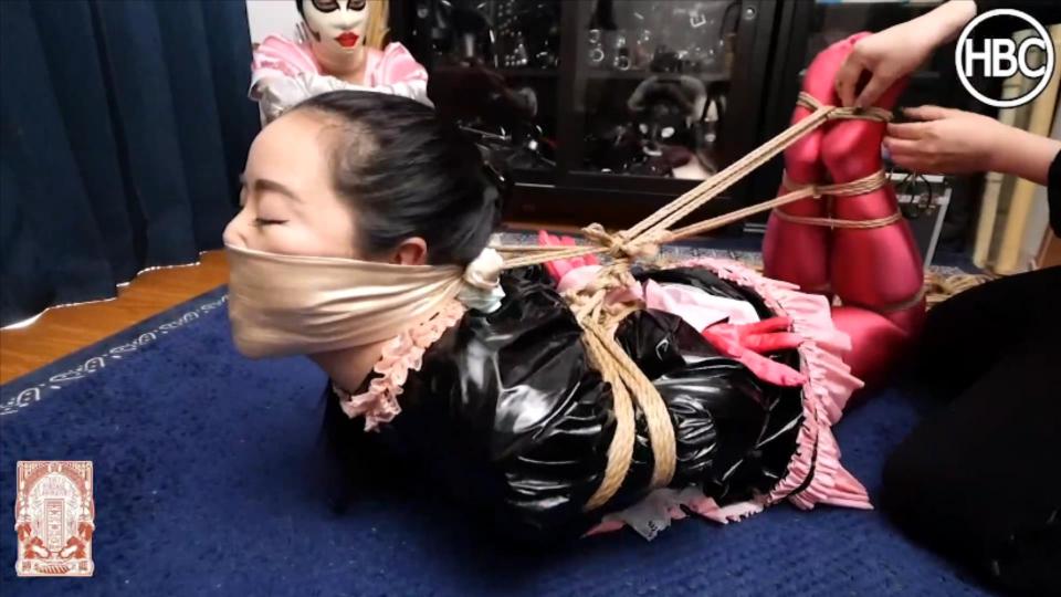 PVC maid Hogtied, Hinako House of Bondage Chiaki被她的情妇用绳子绑着。她被绑得很紧，动不了。她不得不与绳索搏斗。Chiaki is tied up with rope by her Mistress. She is bound tightly and cann’t move. She has to struggle with ropes.<span style='color:#b0b0b0;'>[隐藏文字，购买后可见]</span>