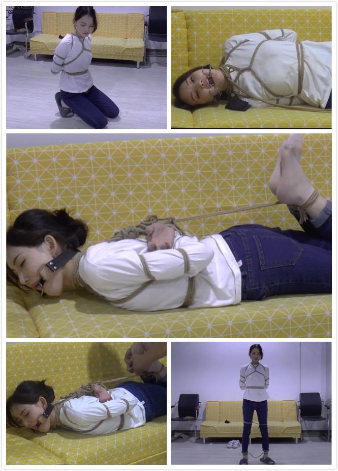 美束映画定拍 尾随背后的身影2 挣脱绳索的搜查官准备逃离这里，谁知刚出门就碰到了罪犯，罪犯不费吹灰之力变再次制服了她。<br>这一次搜查官被脱去了风衣，仅穿着白色长袖，被罪犯用绳索五花大绑起来，胸前交叉的绳索让她看起来就仿佛要上刑场一般。<br>罪犯接着继续挠脚心来惩罚搜查官，还将她的双腿用绳索系着，让她能走却无法跑起来。<br>接着搜查官被捆成驷马丢在沙发上，口球再次放进了她的嘴里，好不容易才闭上的嘴再次无奈的张开，任由着口水慢慢的流出。<br>罪犯将她脚上的袜子换成了白袜，不停的从脚心，蛮腰来挠痒折磨