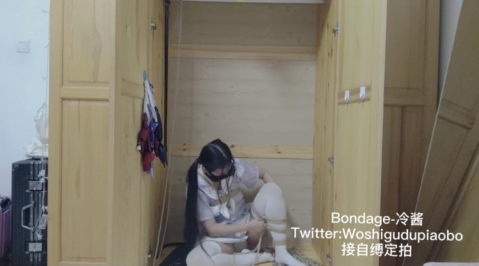 【冷酱自缚02】双马尾jk制服自缚少女冷酱的自缚日常，衣柜m开腿片腿吊自缚,白丝挣扎，接自缚定拍 下载后解压，解压密码leng解压后添加后缀.mp4即可观看<br>冷酱自縛日常，定拍可私信
