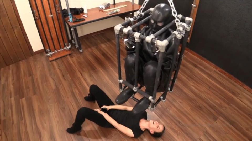 Rubberizing Rachel - Rachel Greyhound and Elise Graves - Greyhound is electro plugged, encased in a  伊莉丝·格雷夫斯把金发美女瑞秋放进笼子里 点击 尖叫声不断Elise Graves finds Rachel Greyhound sexy.  That is because Rachel is willing to do whatever Elise wants.  In the instance of this particular play session, Elise decides to stick electrical beads up Rachel’s ass before instructing Rachel to get into a heavy rubber Studio Gum total isolation suit, complete with a mouth-stuffing gag.  Rachel, naturally, obeys.  Elise then walks rubberized Rachel around the room before putting her in a very tight metal cage suspended in mid-air where she can admire Rachel’s moans and groans.  Elise plays with Rachel for her own amusement - increasing the electricity to Rachel’s ass, vibing her pussy, and restricting her movement even more with some handcuffs.  This absolute helplessness is a big turn-on for Elise and so she then teases Rachel a bit more...<span style='color:#b0b0b0;'>[隐藏文字，购买后可见]</span>