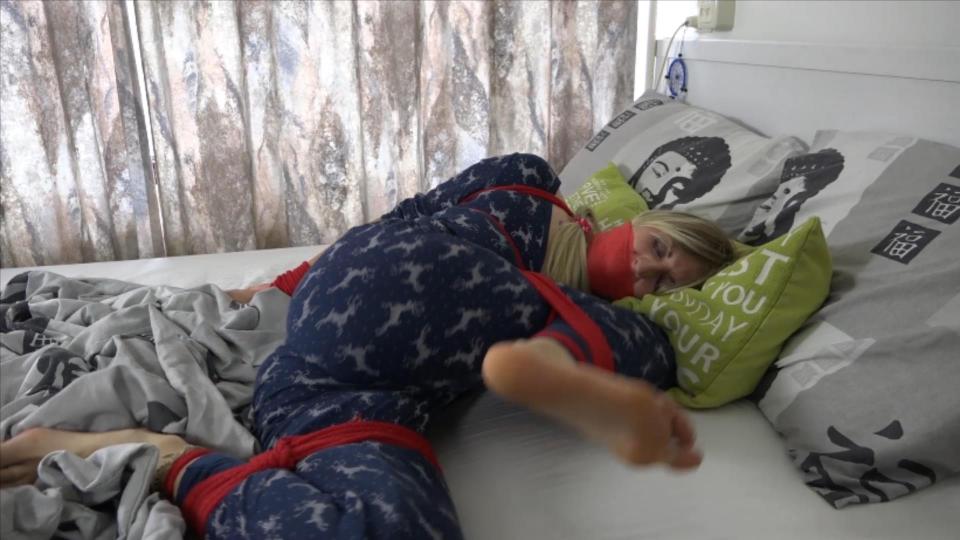 Julie Vega - Bondage Dreaming MP4 HD 朱莉最大的愿望是被人绑住，完全无助。<br><br><br><br>考虑到这一点，她去休息。。。<br><br><br><br>在梦中，她醒来时突然被青蛙困住了。经过一番挣扎后，她认为在梦中再休息一下会使她解脱。<br><br><br><br>她又醒了过来，嘴里塞满了东西，头上缠着一层很紧的兽医膜。她挣扎着挣脱，但没有逃脱的机会。<br><br><br><br>然后她突然醒来，从领带和呕吐物中解脱出来。Julie greatest desire is being frog tied by someone and being completely helpless.<br><br>With that in mind she goes to rest...<br><br>In her dream she is suddenly frog tied when she wakes up. After some struggling she thinks going to rest again in her dream will get her untied. <br><br>She wakes up again and has a stuffed mouth with some tight vet wrap wrapped around het head. She struggles real hard to get free but there is no chance of escaping. <br><br>Then suddenly she wakes up and she is free from her ties and gag.<span style='color:#b0b0b0;'>[隐藏文字，购买后可见]</span>