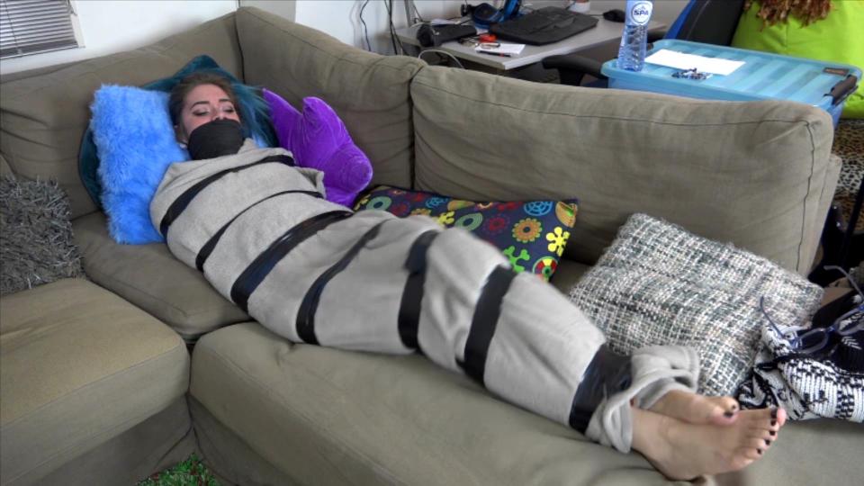 Luna Grey Encased In Blanket and Tape Bound and Gagged HD Luna Grey Encased In Blanket and Tape Bound and Gagged HD<span style='color:#b0b0b0;'>[隐藏文字，购买后可见]</span>