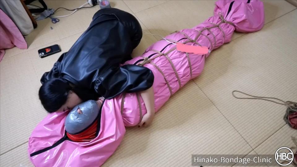 PVC Maid Gets Put in Two PVC Rest Sacks and Has His Breath Controlled 你可能还记得这个女仆，当他被绑起来，舔他的耳朵和[不可描述]，但他又回来了，这次经历了一些严重的束缚You may remember this same maid from when he was tied up and getting his ears and nipples licked, but he’s back again, this time to undergo some serious bondage and serious breath control. Already tied in rope bondage, he is then put into two PVC rests sacks and subjected to breath control, both with a vinyl bag and the classic hand over mouth.<span style='color:#b0b0b0;'>[隐藏文字，购买后可见]</span>