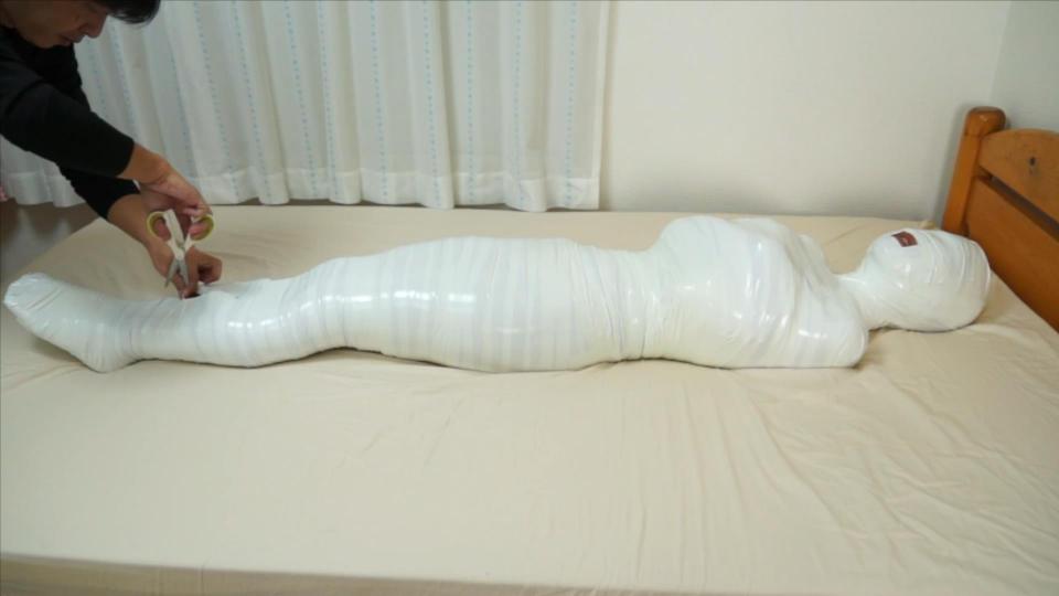 Mummification ver.017 像真的木乃伊一样把手放在胸前，完全把全身卷起来的状态并且，像物品一样使用，堵住了嘴，陷入了俯卧状态！！<span style='color:#b0b0b0;'>[隐藏文字，购买后可见]</span>