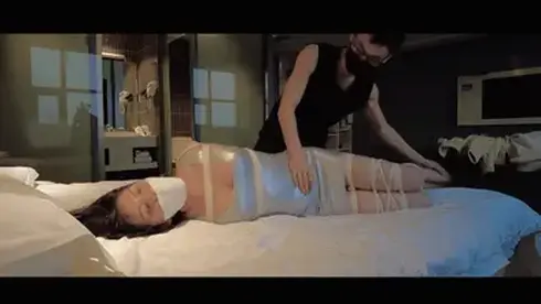 【半岛束艺台】YT918 胸猛扎林娜挑战欧式全紧缚挣扎 对于欧式不能完全并肘的妹子，我需要做的就是使劲往里并。<br>注：本台已启动半岛居民入驻计划，详情请关注本台主页https://linzijun.app/@BDTV<br>半岛居民除享有岛中不断更新的作品外，凡一次性购买6个月以上“大岛计划”的岛民享有半年一次的免费无版权定拍及免费现场活动（需政审）权利。<br><br>★★★解压密码：<br>peninsula2018<br>修改后缀名mp4，勿在线观看<br><br><br>【半岛束艺台】不做精品只做生活，用镜头记录最真实的绳艺，纯净捆绑，健康游戏！为每一个热爱捆绑的朋友展示最纯粹的绳艺，为每一个客户用心打造属于您的专属作品。<br>本台主页：https://linzijun.app/@BDTV<br>联系方式：QQ2245148409/微信peninsulastudio/推特Twitter@PeninsulaBound<br>业务咨询秒回，闲聊看心情，色情勿扰。<br>