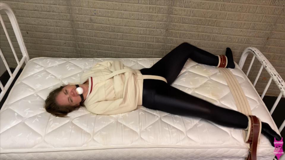 305 Rachel Adams Straitjacket bondage HD 4K 瑞秋亚当斯穿着超级闪亮的海军蓝脚紧身裤和紧身的小波西直夹克，搭配白色2英寸的球衣。他很快把她扔到床上，把她的脚踝套在医疗约束袖口里，以确保她不会走来走去。她越是挣扎，直夹克上的裆部带子就越能刺穿她的敏感部位Rachel Adams is wearing super shiny navy blue footed tights and a tight fitting small Posey straight jacket with matching white 2 inch ball gag. He tosses her to the bed quickly putting her ankles in medical restraint cuffs ensuring she can’t wander off. The more she struggles the more the crotch strap from the straight jacket digs into her sensitive bits<span style='color:#b0b0b0;'>[隐藏文字，购买后可见]</span>