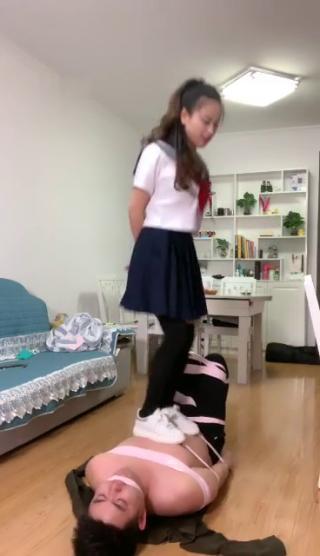 【灵灵】捆绑原味，虐乳，[不可描述]踩踏，跳踩，钻胯 【灵灵】捆绑原味，虐乳，[不可描述]踩踏，跳踩，钻胯<br>创作：灵灵女王原创作品<br>描述;【灵灵】捆绑原味，虐乳，[不可描述]踩踏，跳踩，钻胯,喜欢的千万不要错过啊，大家支持一下吧